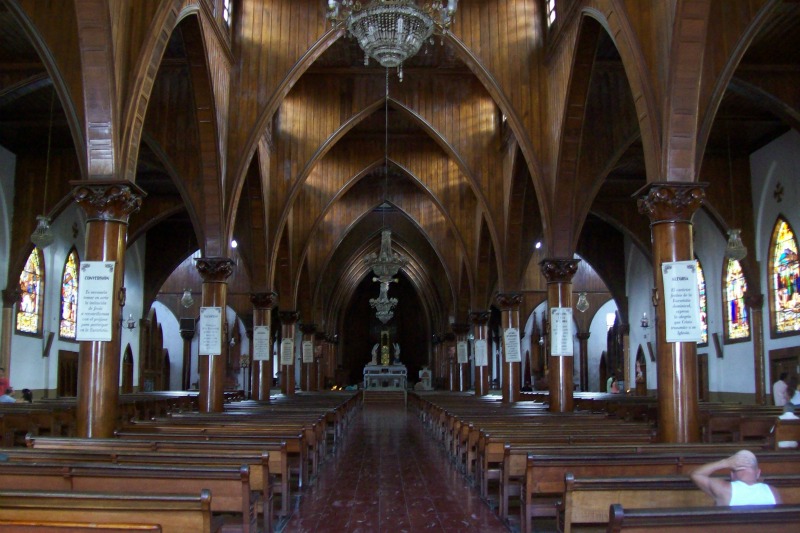 Image: ~~×α£đ~~es/Wikimedia http://commons.wikimedia.org/wiki/File:Bas%C3%ADlica_Menor_de_Ntra_Sra_de_las_Victorias,_Santa_Rosa_de_Cabal-nave.JPG