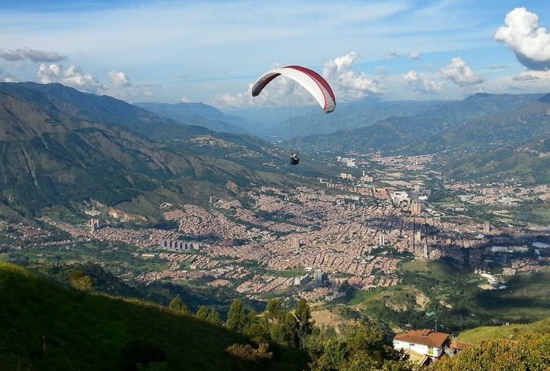 paragliding in medellin